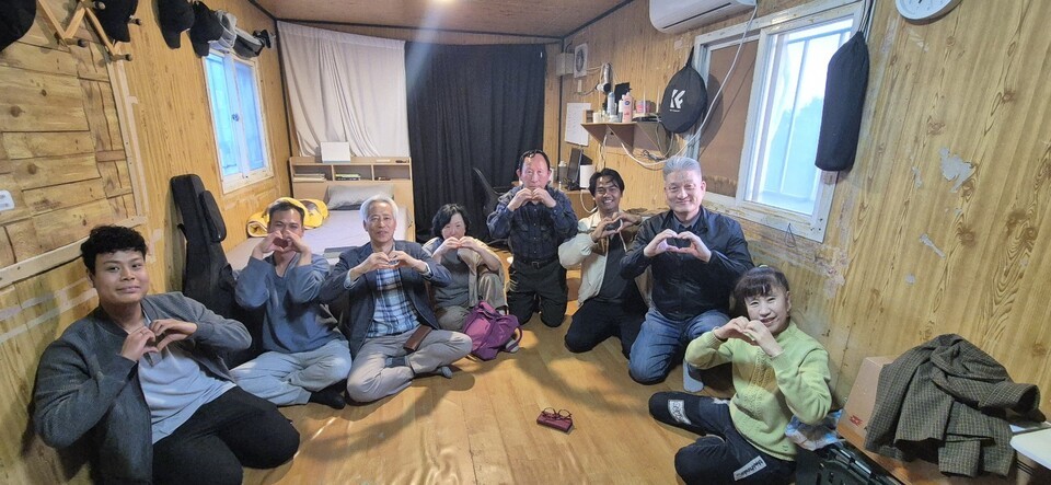 이명재 목사님과 실로암 공동체와 함께 미얀마 청년들의 숙소를 찾아 격려한다.