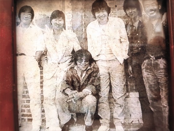 1960~1970년대 음악다방 쎄시봉은 청바지·통기타로 상징되는 청년 문화의 상징 같은 곳이었다. 숱한 스타가 이곳을 거쳐 갔다. 왼쪽부터 윤형주·김세환·조영남(앉은 이)·송창식·조동진·이장희씨. 1986년 미국 LA 슈라인 오디토리엄에서 열린 쎄시봉 공연 당시 모습. [사진 조영남]