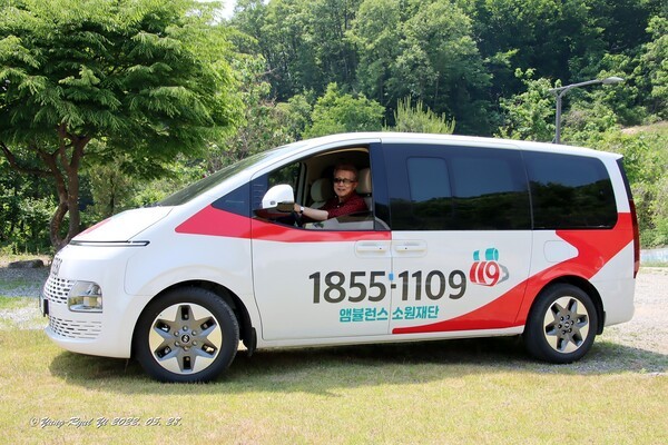 이번 콘서트이 산파역을 한 송길원 목사가 재단 운영 엠뮬런스 기사석에 앉았다.