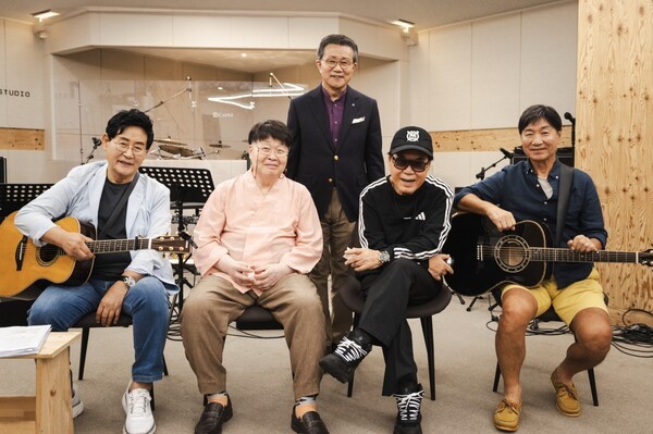 연습도 마치고 기자들 앞에서 포즈도 잡고.