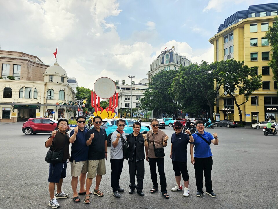 사모수련회를 지도한 김종필 감독(왼쪽에서 여섯번째)과 부흥단 김계현 단장(왼쪽에서 네번째) 및 임원들