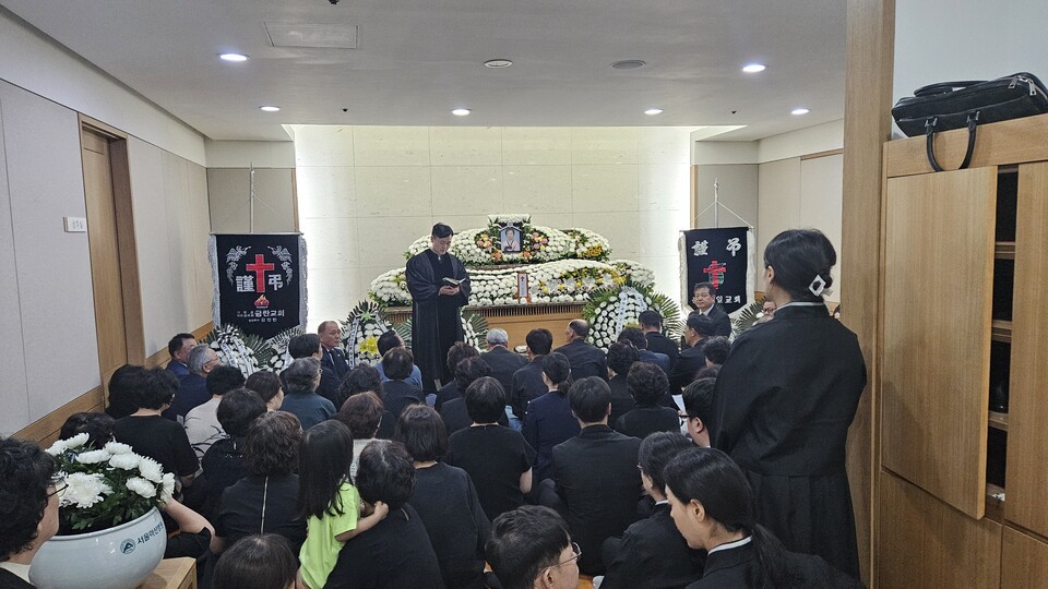 천국의 계단이 섬김 기독교 식 장례 한 장면