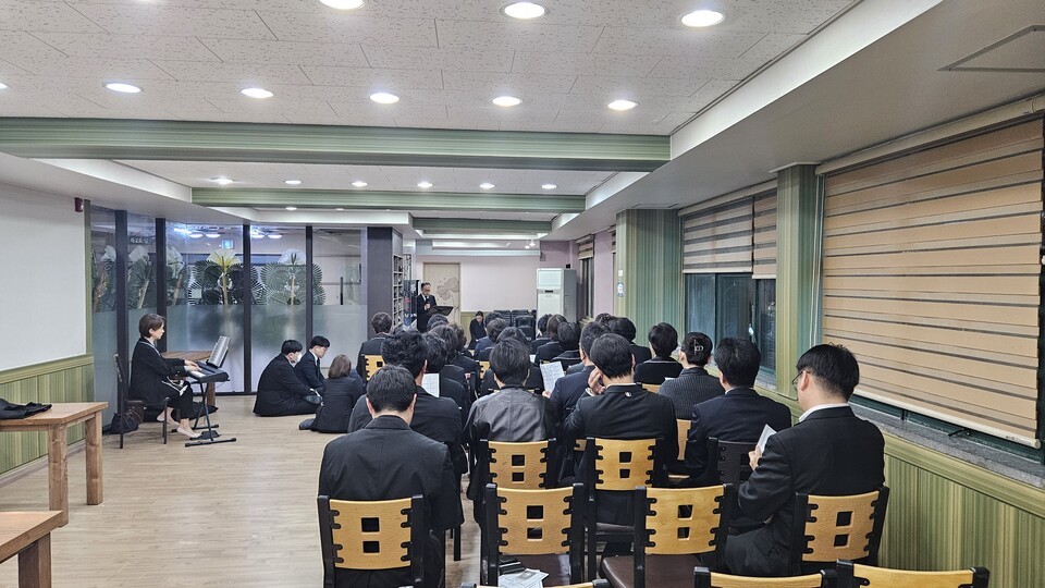 천국의 계단이 섬김 기독교 식 장례 한 장면, 품격이 있는 찬양 연주가 진행된다.