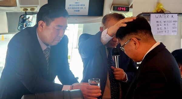 최양규 장로(좌), 세례자_염웅섭 대표, 안수자_최원영 목사