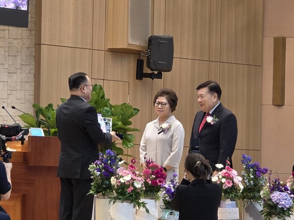 과감한 은퇴로써 목회 현장의 귀감을  보여 준 최종인 목사(김현덕 사모)는, 신도시 송도의 모처에 자리하고 은퇴 후 사역에 비상의 날개를 달았다.