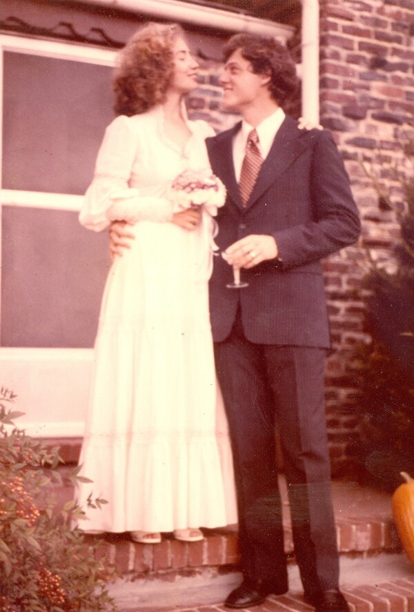 미국 전 대통령 Mr. 빌 클린턴 내외는, 결혼 50주년 기념 사례를 그의 개인 메타 계정에 공개하면서 사례하였다. / https://www.facebook.com/photo?fbid=1373005680848025&set=a.499684951513440 ),