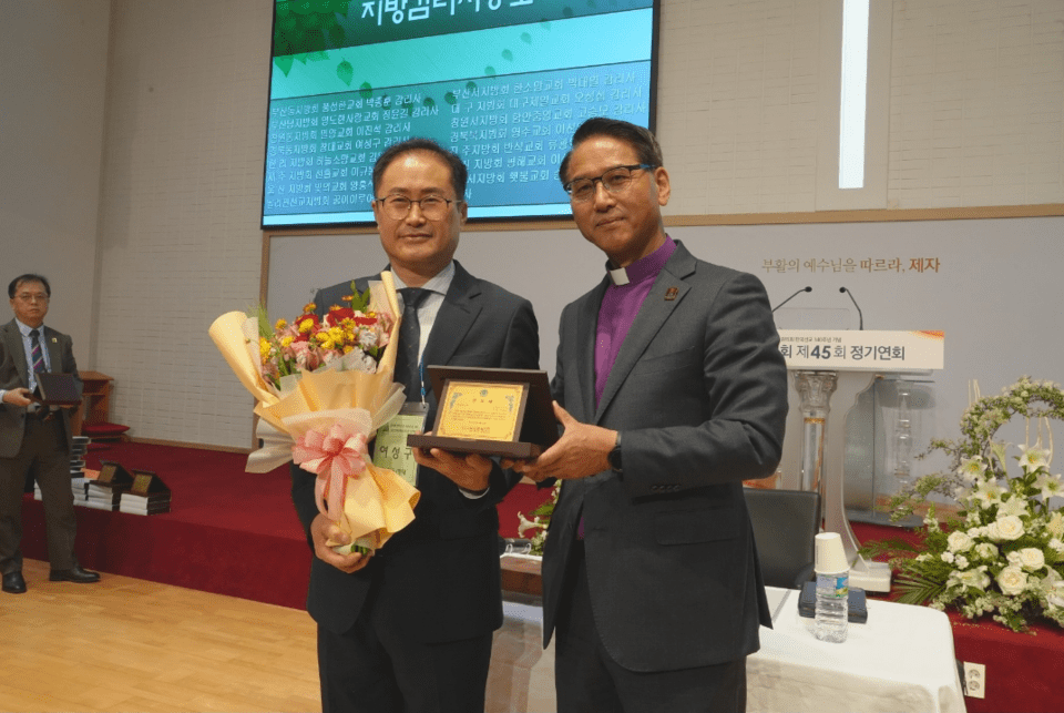 여에스라 청년의 부친인 여성구 목사(경북동지방 25대 감리사, 직전감리사, 포항창대교회)와 삼남연회 박준선 감독