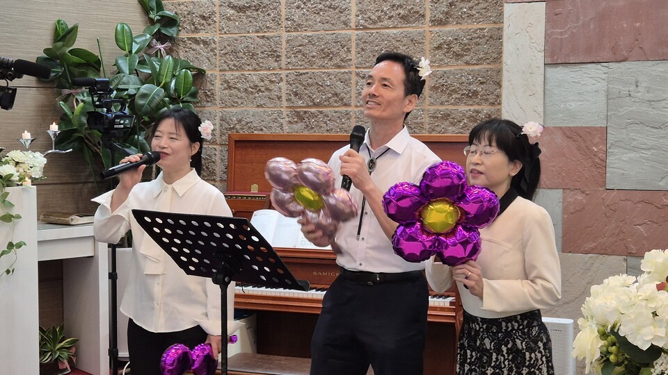 광야교회 주일 찬양 인도자인 장상국 안수집사와 강태화 성도, 배희선 성도의 깜짝 히트송