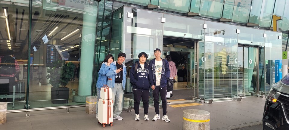 제주도로 신혼여행을 떠나는 부부. 다른 한 부부는 건강상 부산으로 향했다.