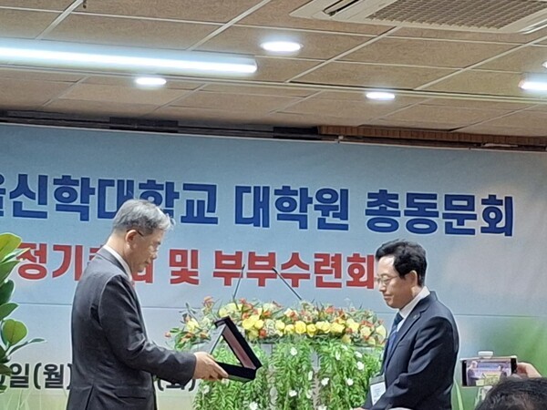 감사패 전달_황덕형 총장이 최일만 회장에게