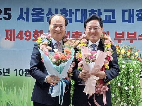 최일만 전회장(우), 노흥호 회장(우)