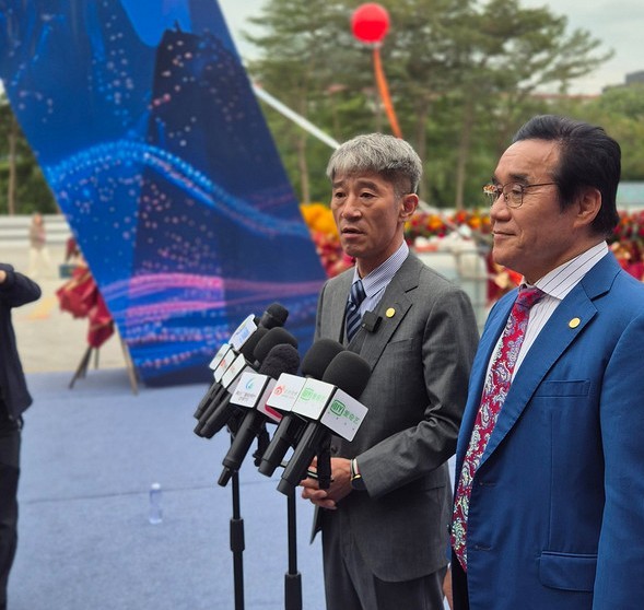 지난 10월 22일, 중경농업 ‘체인도(链道) 스마트산업원’에서 열린 출범식에 참석한 리쉐민(李学民) 중경농업 회장(왼쪽)과 기가코리아 권오석 회장(오른쪽) (사진제공=서울시티DB)출처 : 서울시티(https://www.seoulcity.co.kr)