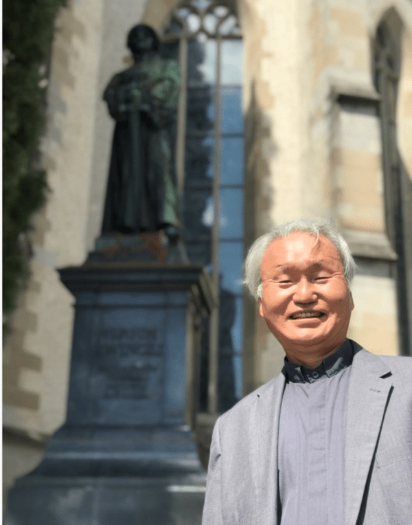 김정효 목사(선교학 박사). 1983년 2월 스위스 사역시작, 취리히 중앙교회, 바젤한인교회, 인터라켄 쉼터교회 담임. 총신대학교신학 대학원졸업, 스위스한인교회 홈페이지 www.koreanchurch-swiss.com