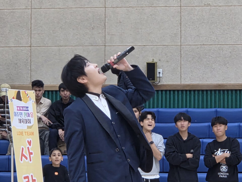 가수 황기동 씨가 열창하고 있다