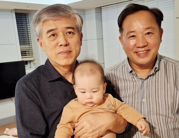 사돈 김친영 목사님(좌)과 손자