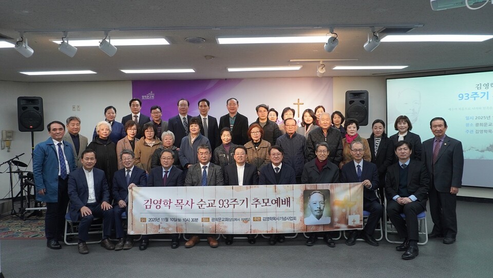 행사 후 참석자 기념 촬영