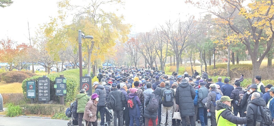 이른 아침부터 행사장으로 모여드는 사람들