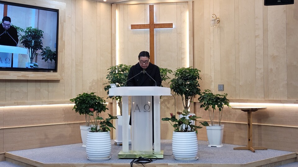 대표기도를 맡은 최양규 장로(로제 AI)