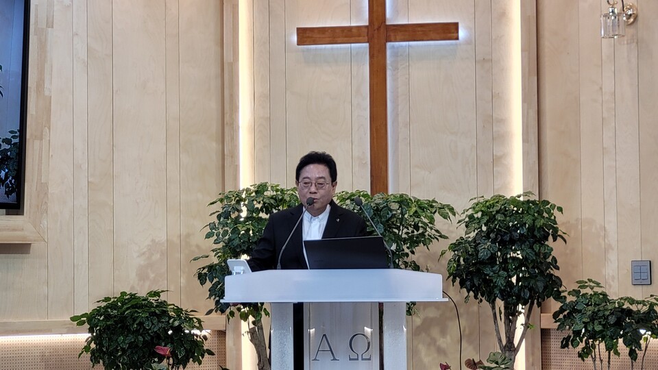 최일만 목사(성암성결교회 담임)가 나와 이우재 안수집사를 소개했다.